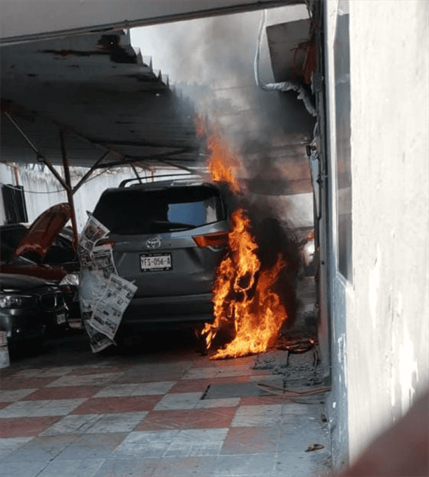 Vehículo se incendia en taller de Veracruz; bomberos logran controlar el fuego