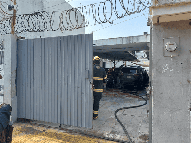 Vehículo se incendia en taller de Veracruz; bomberos logran controlar el fuego