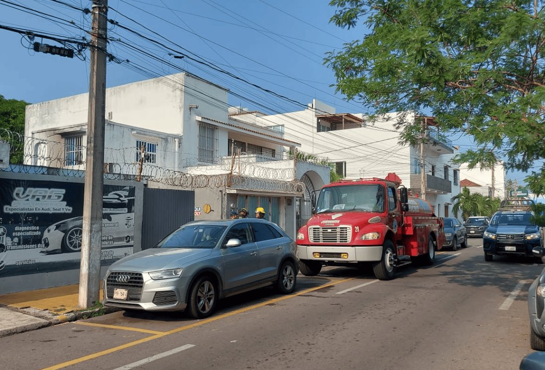 Vehículo se incendia en taller de Veracruz; bomberos logran controlar el fuego