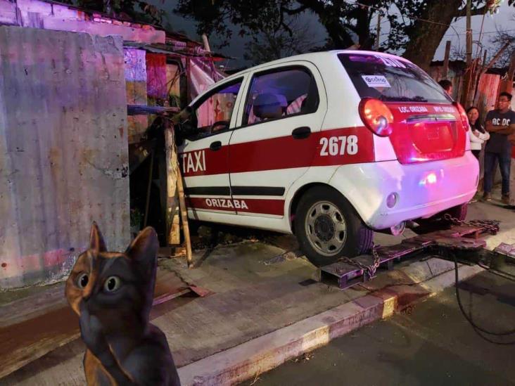 ¿Iba borracho? Taxista se incrusta en una vivienda de Orizaba