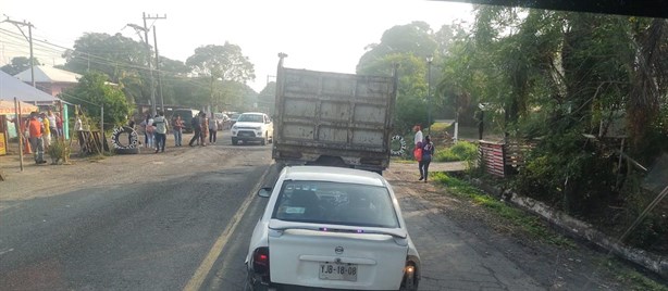 Bloquean carretera Veracruz-Xalapa a la altura de Paso San Juan