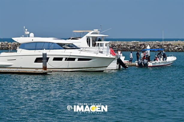 Rescatan a familia que quedó a la deriva en kayak en costas de Veracruz | VIDEO