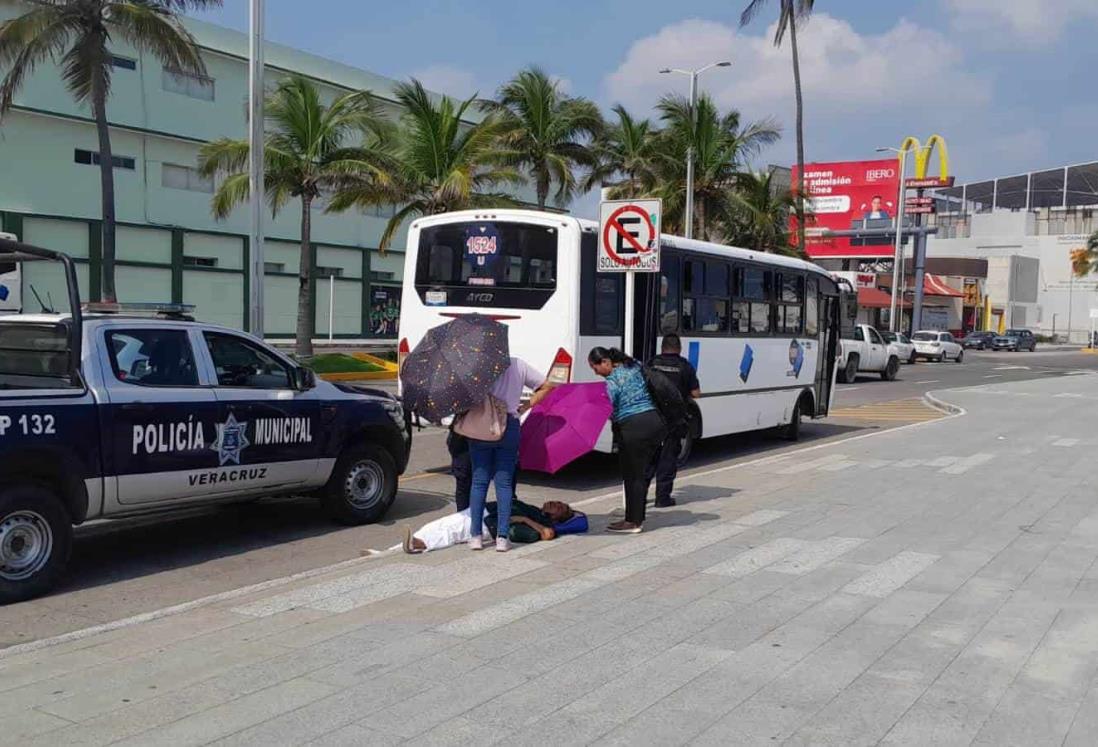 Camión urbano casi arrastra a mujer sobre el bulevar de Veracruz