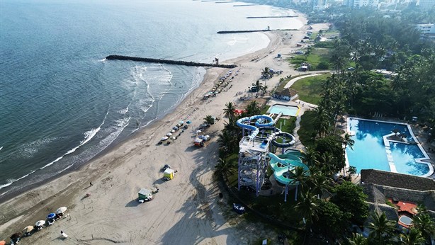 Inauguran playa en Boca del Río con equipo anfibio para personas con discapacidad