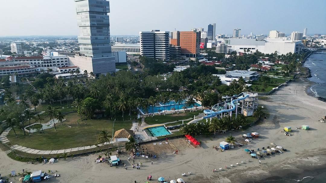 Inauguran playa en Boca del Río con equipo anfibio para personas con discapacidad