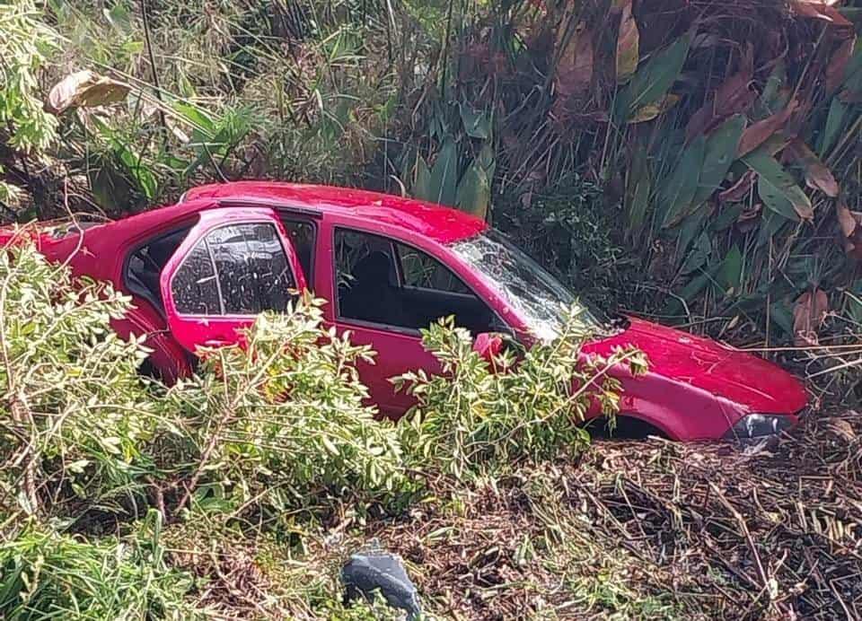 Accidente en la carretera Minatitlán - Coatzacoalcos, trasladan al hospital a lesionada 