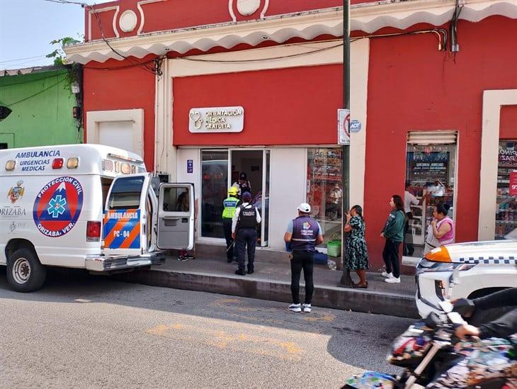 Auxilian a mujer tras perder el conocimiento en un consultorio de Orizaba, ¿qué le pasó?