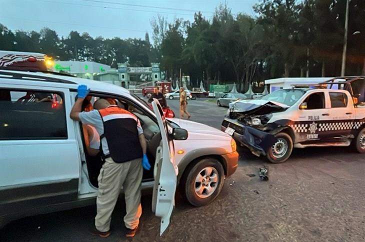 ¡Por imprudentes! Choque entre camioneta y patrulla de SSP deja tres lesionados en El Lencero