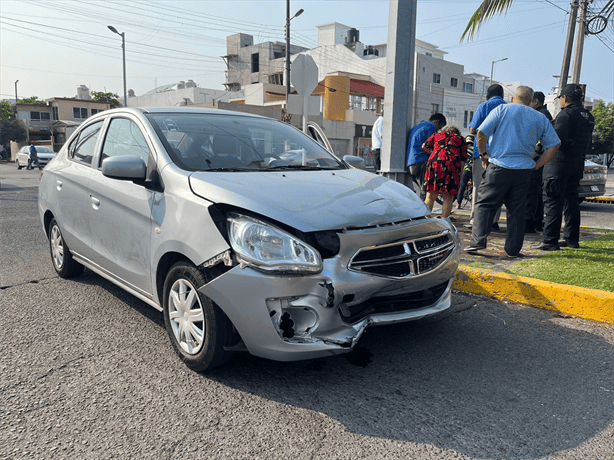 Auto impacta a motocicleta en fraccionamiento Reforma de Veracruz