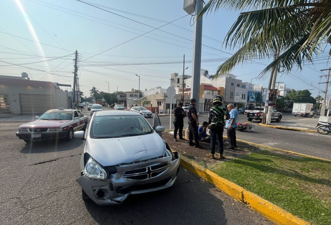 Auto impacta a motocicleta en fraccionamiento Reforma de Veracruz