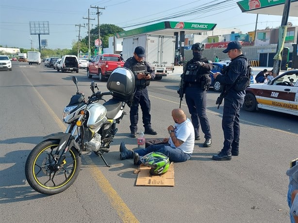 Se estrellan dos motos contra auto a la altura del fraccionamiento Las Vegas