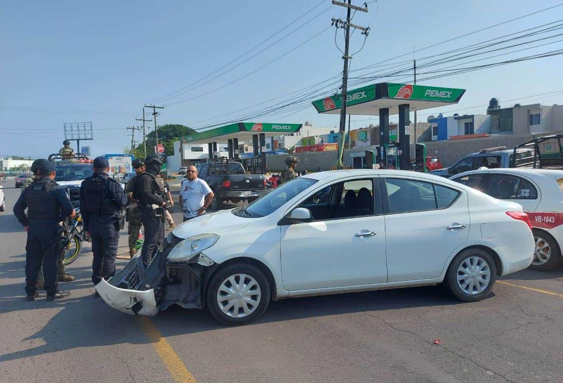 Se estrellan dos motos contra auto a la altura del fraccionamiento Las Vegas