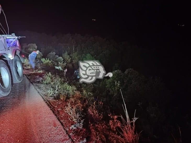 Camión tortón cae a un barranco en Maltrata; hay un fallecido