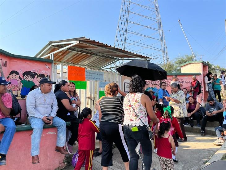 Toman jardín de niños en Xalapa; denuncian que la SEV impuso a directora 