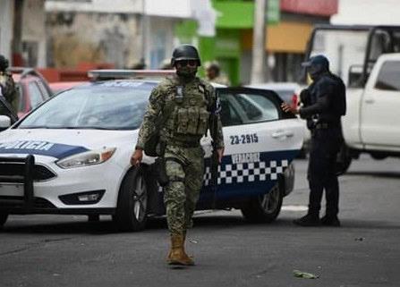 Detienen a pareja en Veracruz que circulaba en motocicleta robada