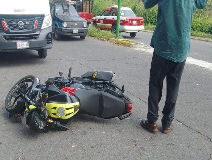 Joven motociclista se estrella contra taxi en Medellín