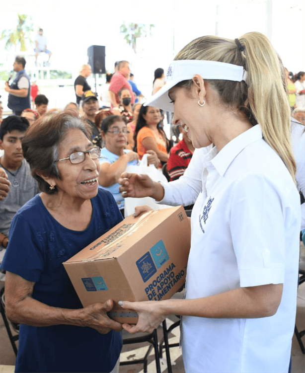 Realiza Paty Lobeira la entrega de despensas del Programa Alimentario Municipal a vecinos de Vista Mar