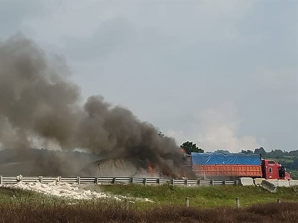 Tras choque, arde tráiler en la autopista Orizaba-Puebla; cierran la circulación (+VIDEO)