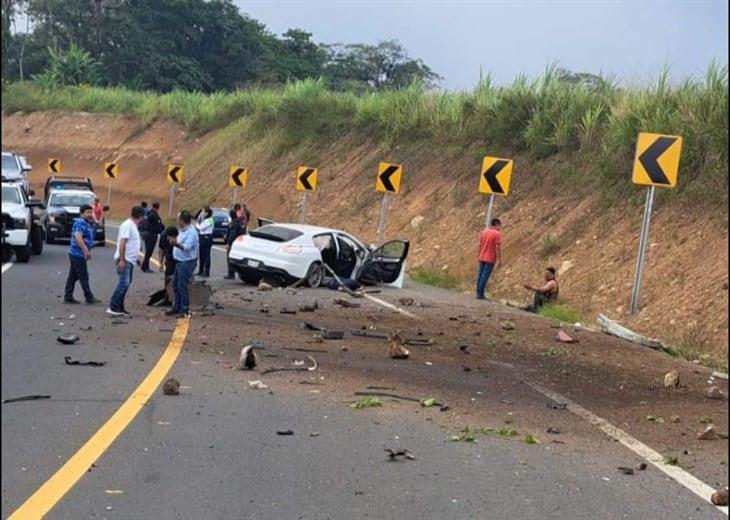 ¡Perdió el control! Vehículo de lujo se estrella en el libramiento de Coatepec, hay dos lesionados