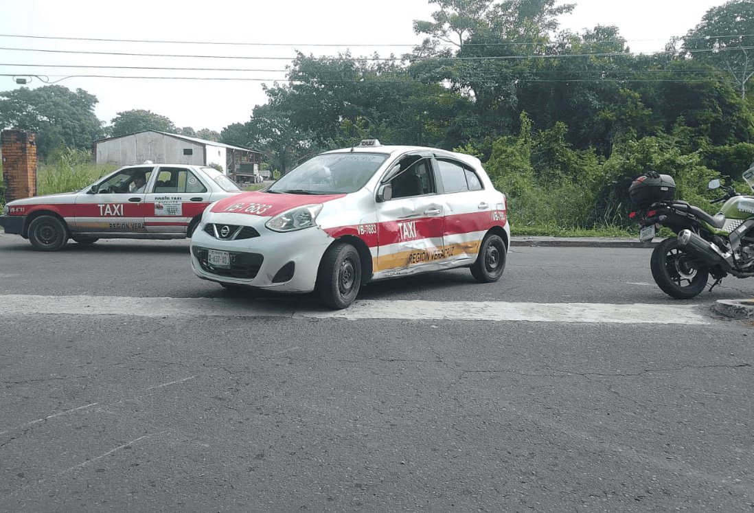 Mujer en moto resulta herida tras choque con taxi en carretera Medellín-Veracruz