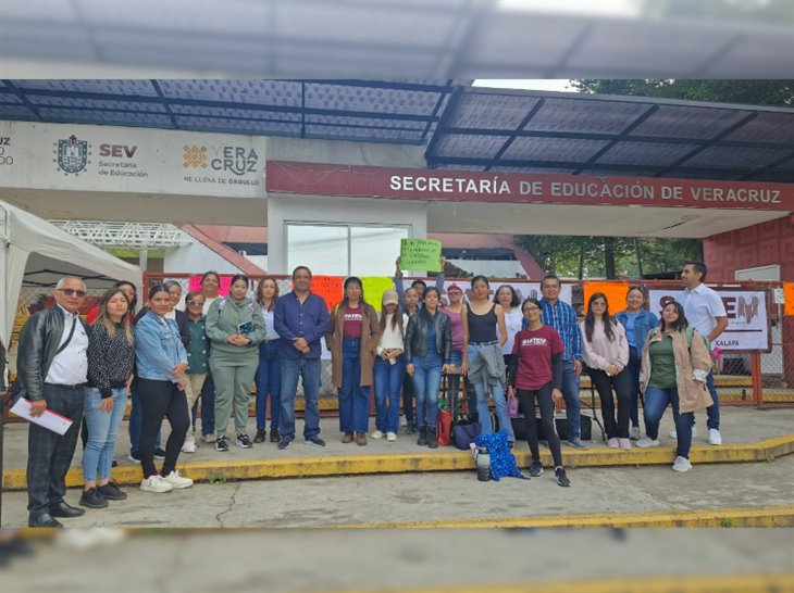 Docentes toman la SEV; reclaman pagos pendientes desde hace 2 años 