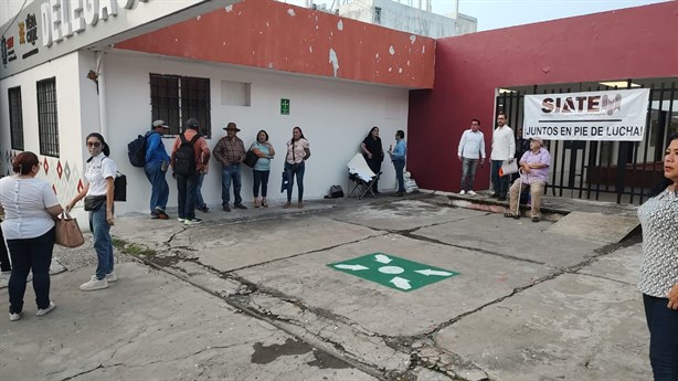 Empleados del SIATEM toman oficinas de la SEV en Veracruz