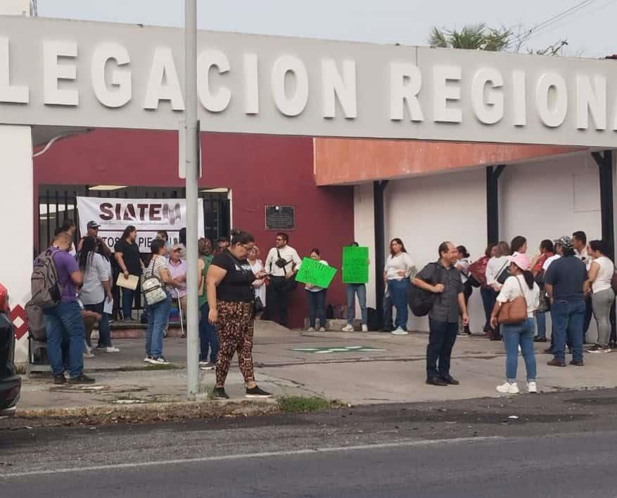 Empleados del SIATEM toman oficinas de la SEV en Veracruz