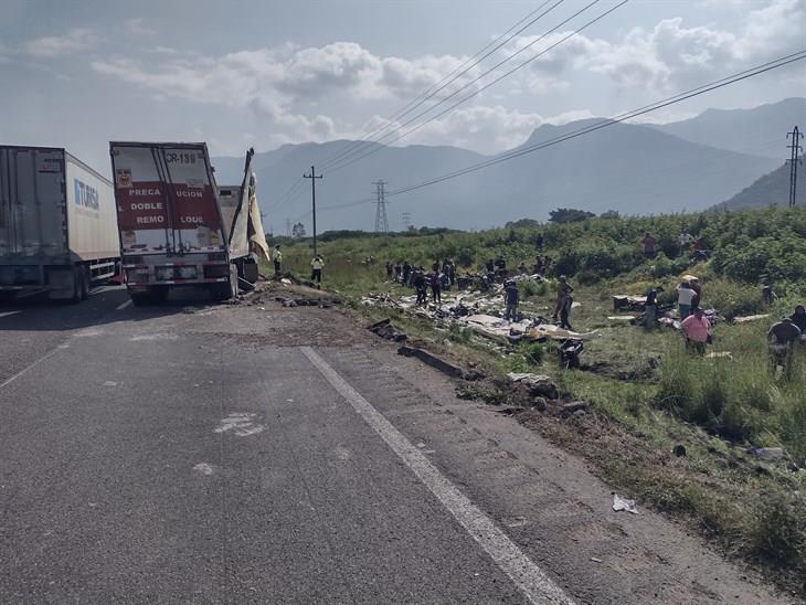 Se desprende remolque de tráiler en la autopista Puebla-Orizaba ¡y se desata rapiña!