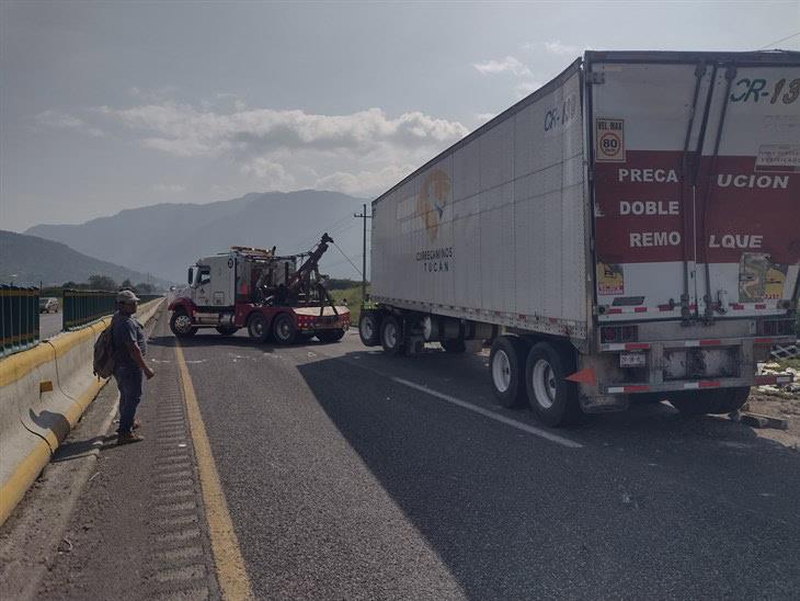 Se desprende remolque de tráiler en la autopista Puebla-Orizaba ¡y se desata rapiña!