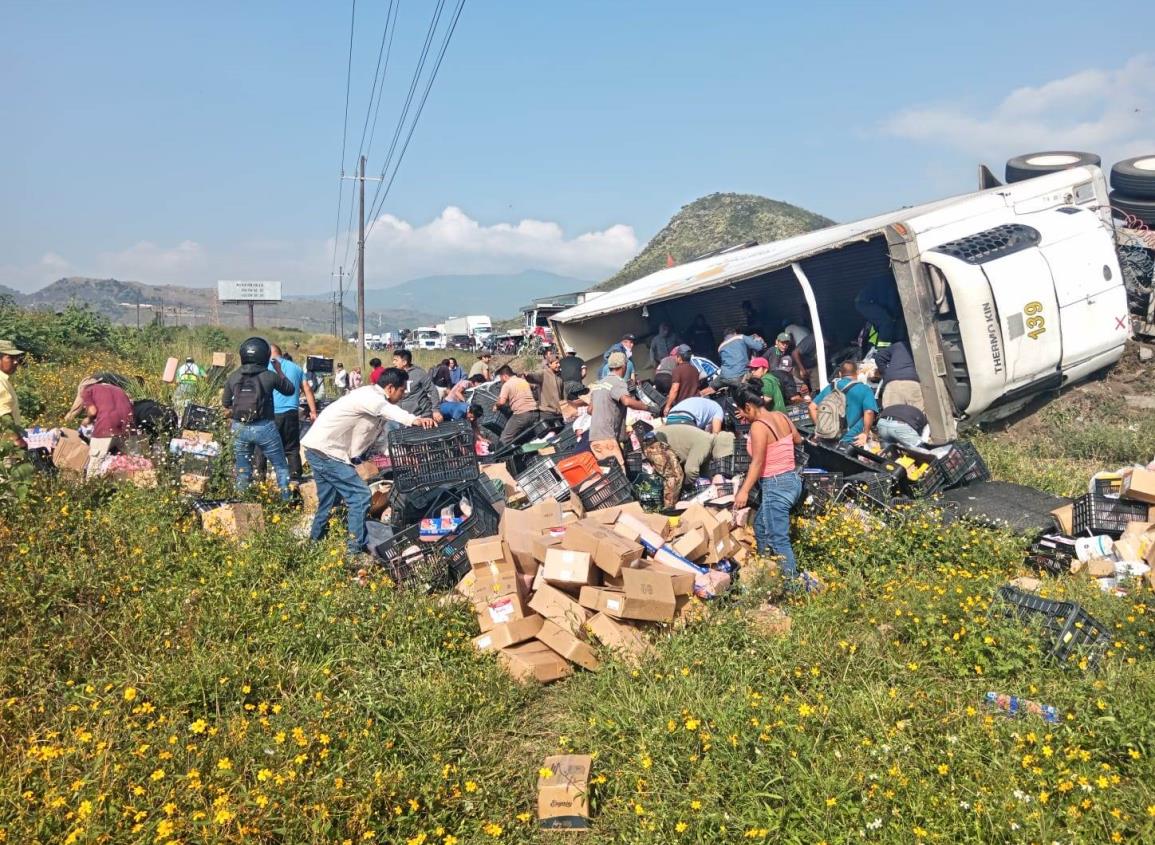 Interminable la rapiña en autopista Puebla-Orizaba; vacían tráiler cargado de carnes frías 