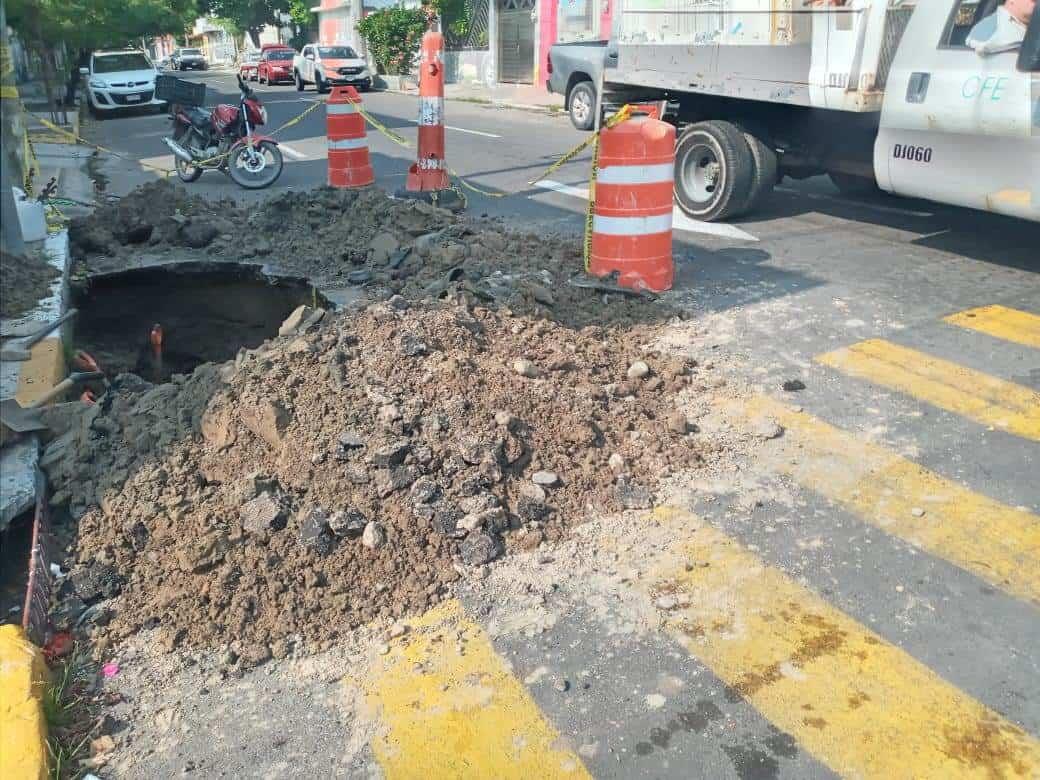 Piden atender un gran socavón en calle Mario Molina de Veracruz