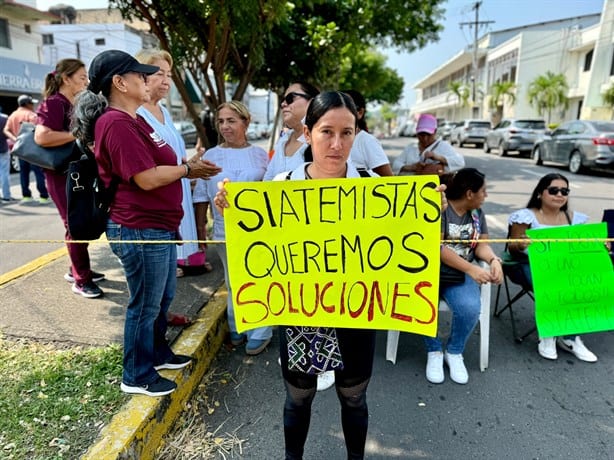 Maestros bloquean avenida Simón Bolívar de Veracruz