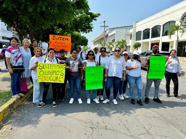 Maestros bloquean avenida Simón Bolívar de Veracruz