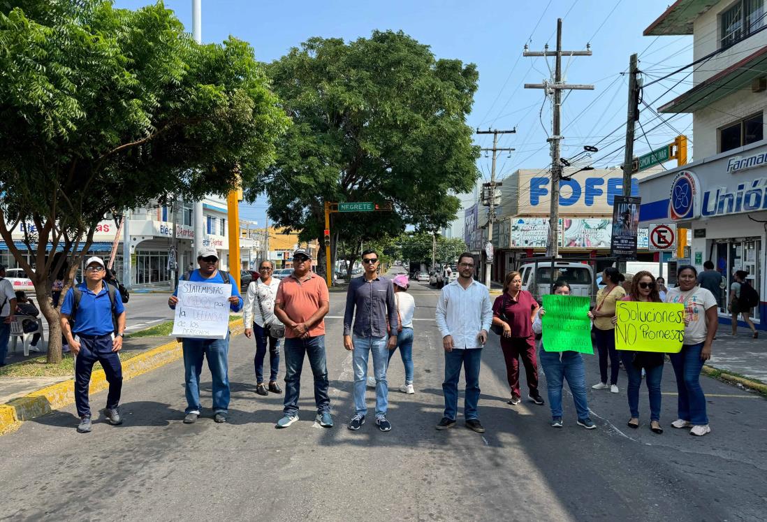 Maestros bloquean avenida Simón Bolívar de Veracruz