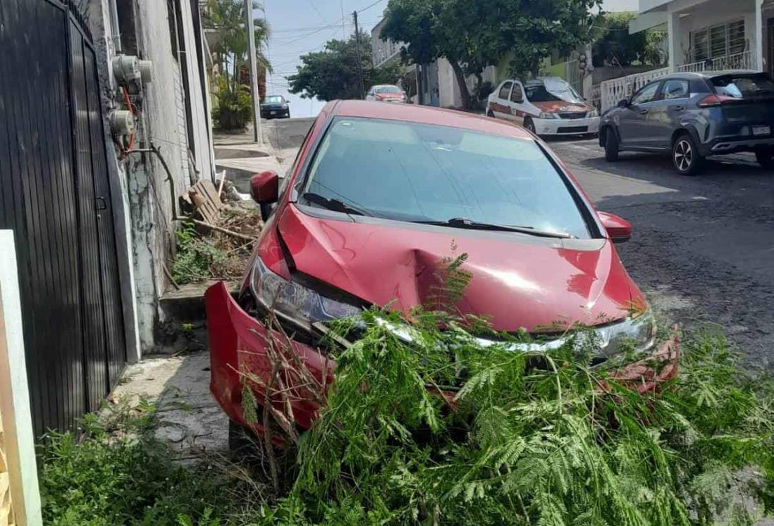 Automóvil en Veracruz choca contra un árbol y genera daños materiales