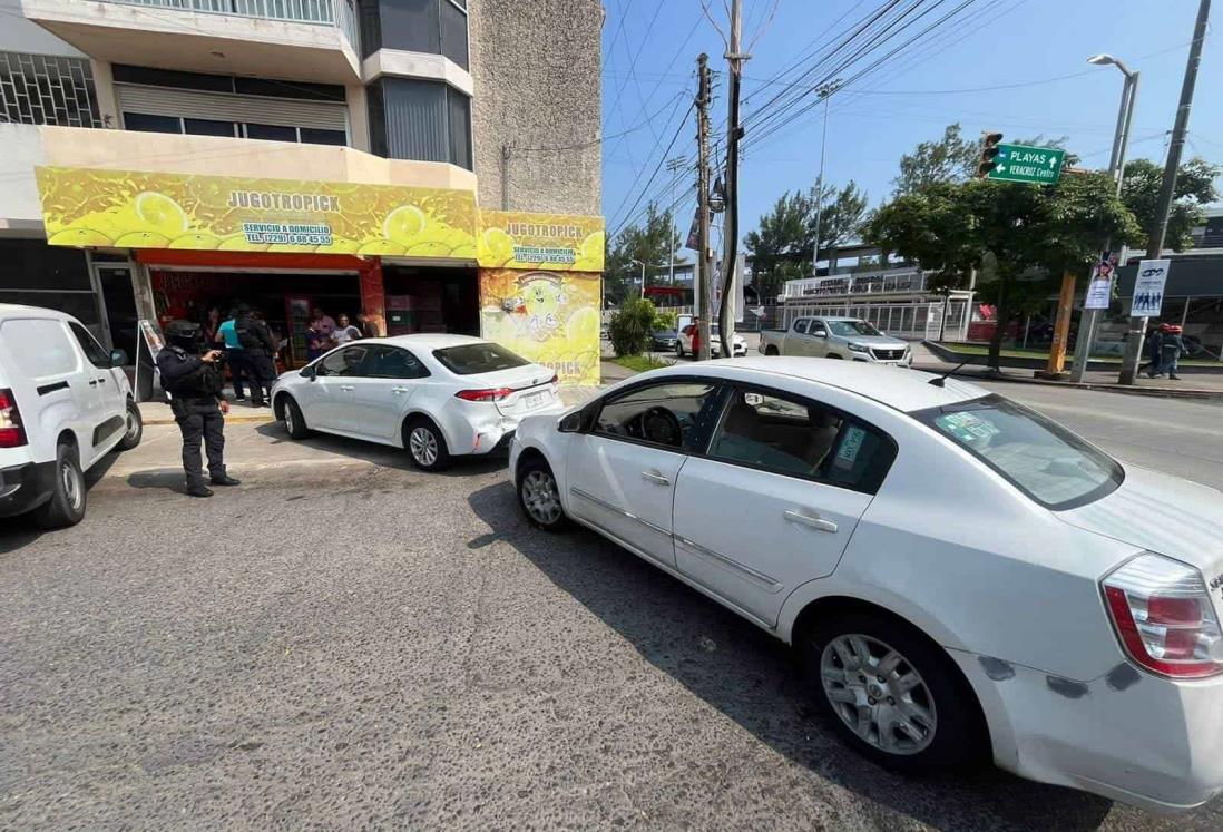 Mujer choca su automóvil por presuntamente pasarse un alto en el fraccionamiento Virginia de Veracruz