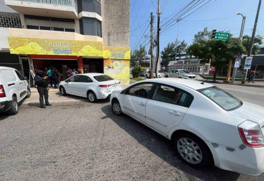 Mujer choca su automóvil por presuntamente pasarse un alto en el fraccionamiento Virginia de Veracruz