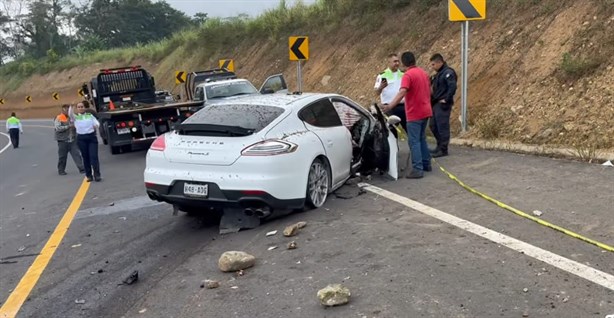 ¡Perdió el control! Vehículo de lujo se estrella en el libramiento de Coatepec, hay dos lesionados