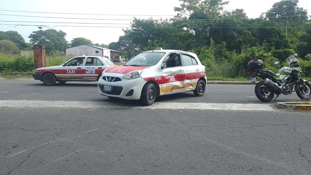 Joven motociclista se estrella contra taxi en Medellín