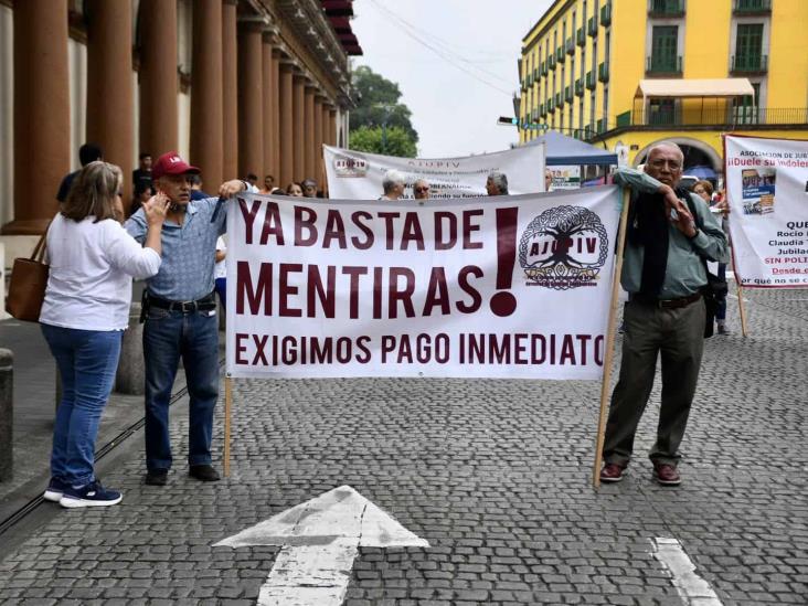 Jubilados acusan a Gobierno de Veracruz de ´cambiar las reglas´ para no pagar seguros