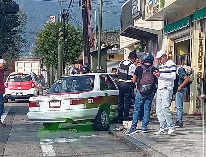 Camión de carga embiste a taxi en Avenida Cri Cri de Orizaba