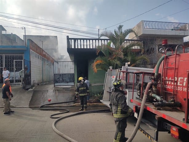 Incendio consume vivienda en la colonia Carolino Anaya de Xalapa