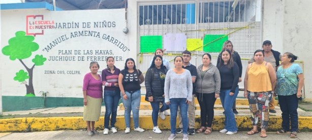 Padres de familia toman escuela en Plan de las Hayas