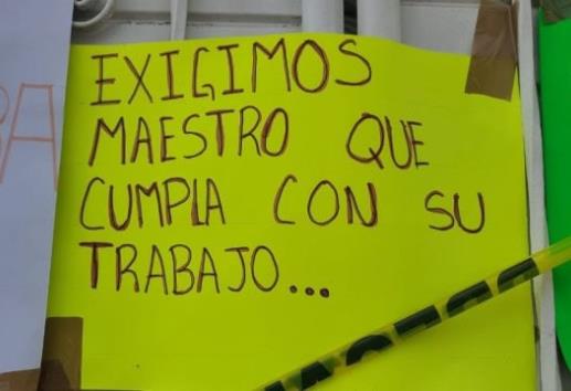 Padres de familia toman escuela en Plan de las Hayas