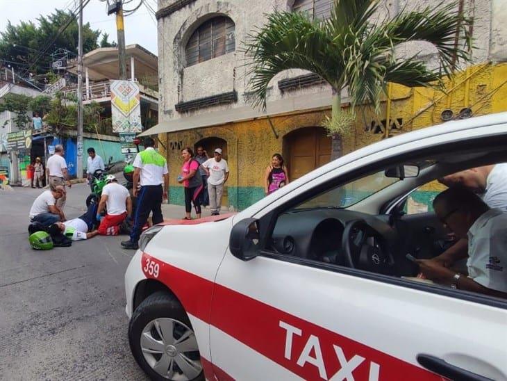 Taxi y motociclistas de tránsito chocan en Papantla; oficiales resultan lesionados