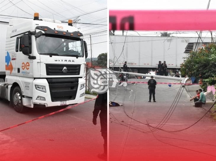 Trágico: tráiler derriba poste en Ixtaczoquitlán y mata a motociclista