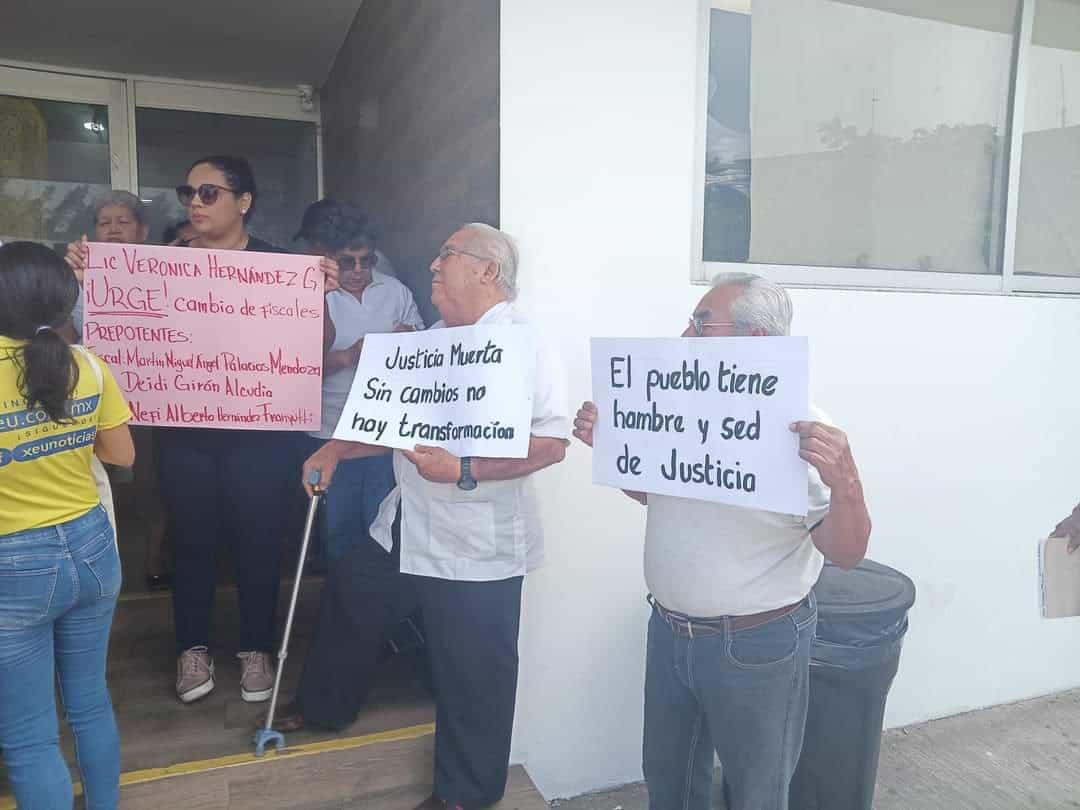 Ciudadanos se manifiestan en oficinas de la FGE del puerto de Veracruz exigiendo mejor atención