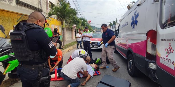 Taxi y motociclistas de tránsito chocan en Papantla; oficiales resultan lesionados