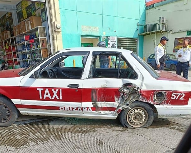 Camión de carga embiste a taxi en Avenida Cri Cri de Orizaba