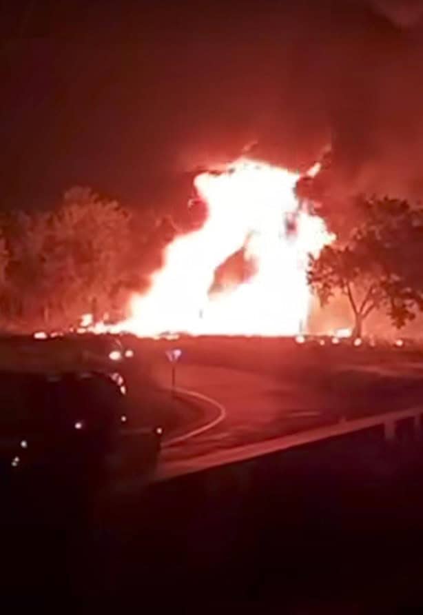 Voraz incendio en la carretera Cosamaloapan-La Tinaja por volcadura de pipa (+Video)